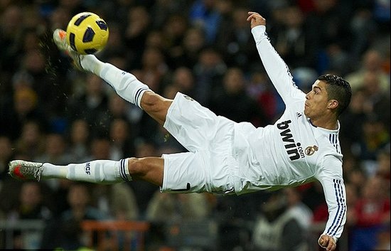 曼联将以1亿英镑的价格击败曼城，前锋签约已成定局，巴塞罗那的挖角行动也变得“认真”起来。