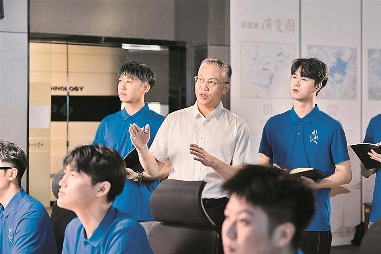 团队成员蒋昌波教授(中)在现场教学。资料图片