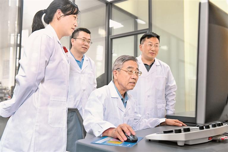 中国工程院院士郑健龙(右二)带领团队成员分析实验数据。资料图片